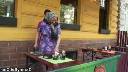 Бабушка отдохнула с внуком в кафе и после выпитого спиртного трахнулась с ним