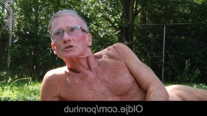 ХХХ порно: На улице дряблый дед оттрахал внучку в пизду и кончил в рот
